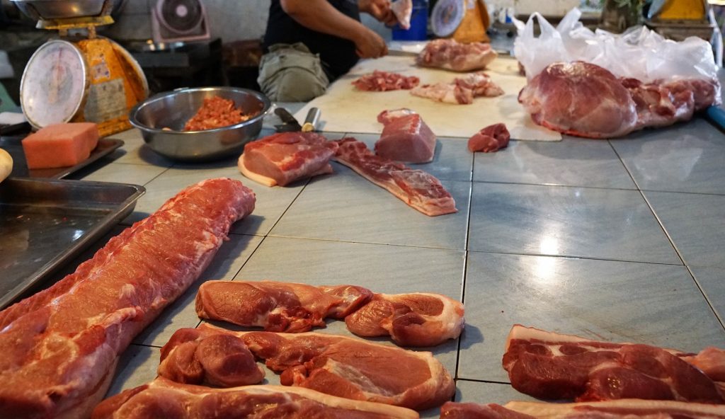 Foto de uma boutique de carnes com produtos que não estão embalados a vácuo