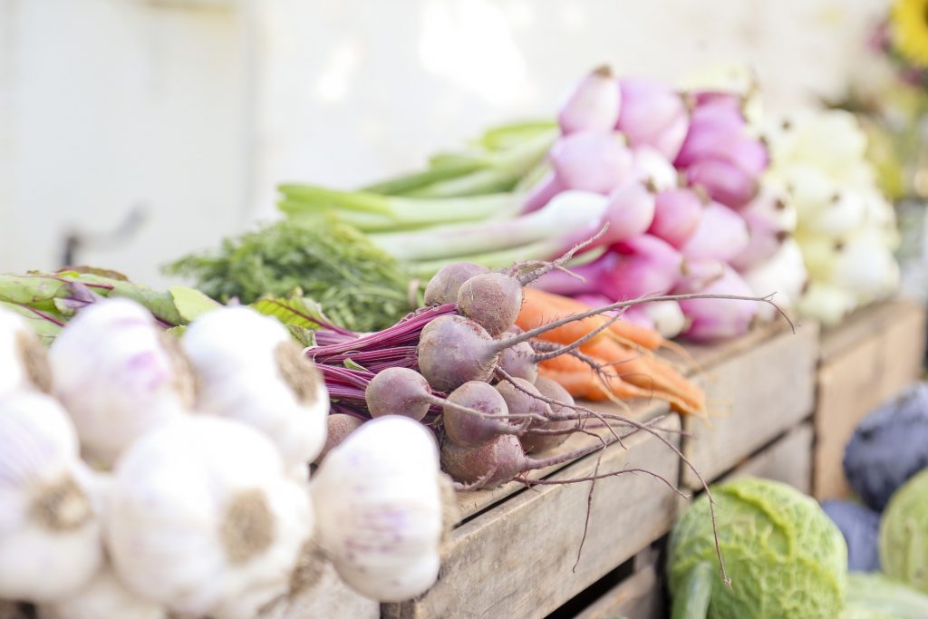 Foto que mostra uma mesa com verduras e legumes