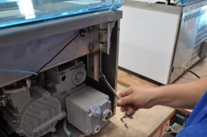 Retirando as porcas que fixam os amortecedores das seladoras a vácuo