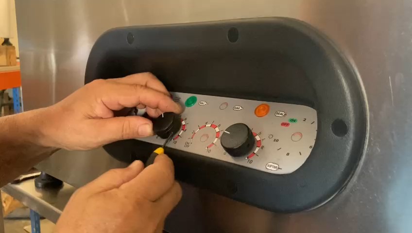 Retirando a manopla do potenciômetro da seladora a vácuo