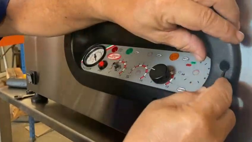 Retirando tapa furos do painel da seladora a vácuo