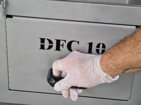 10. Posicione a gaveta de INOX dentro da DFC 10