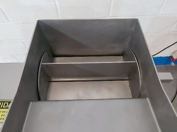 14. Utilize o equipamento. Para desfiar, posicione os produtos na gaveta giratória do funil