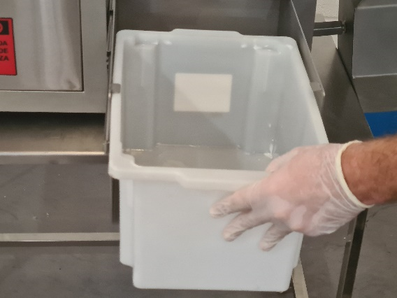 8. Colocando a caixa de plástico na gaveta